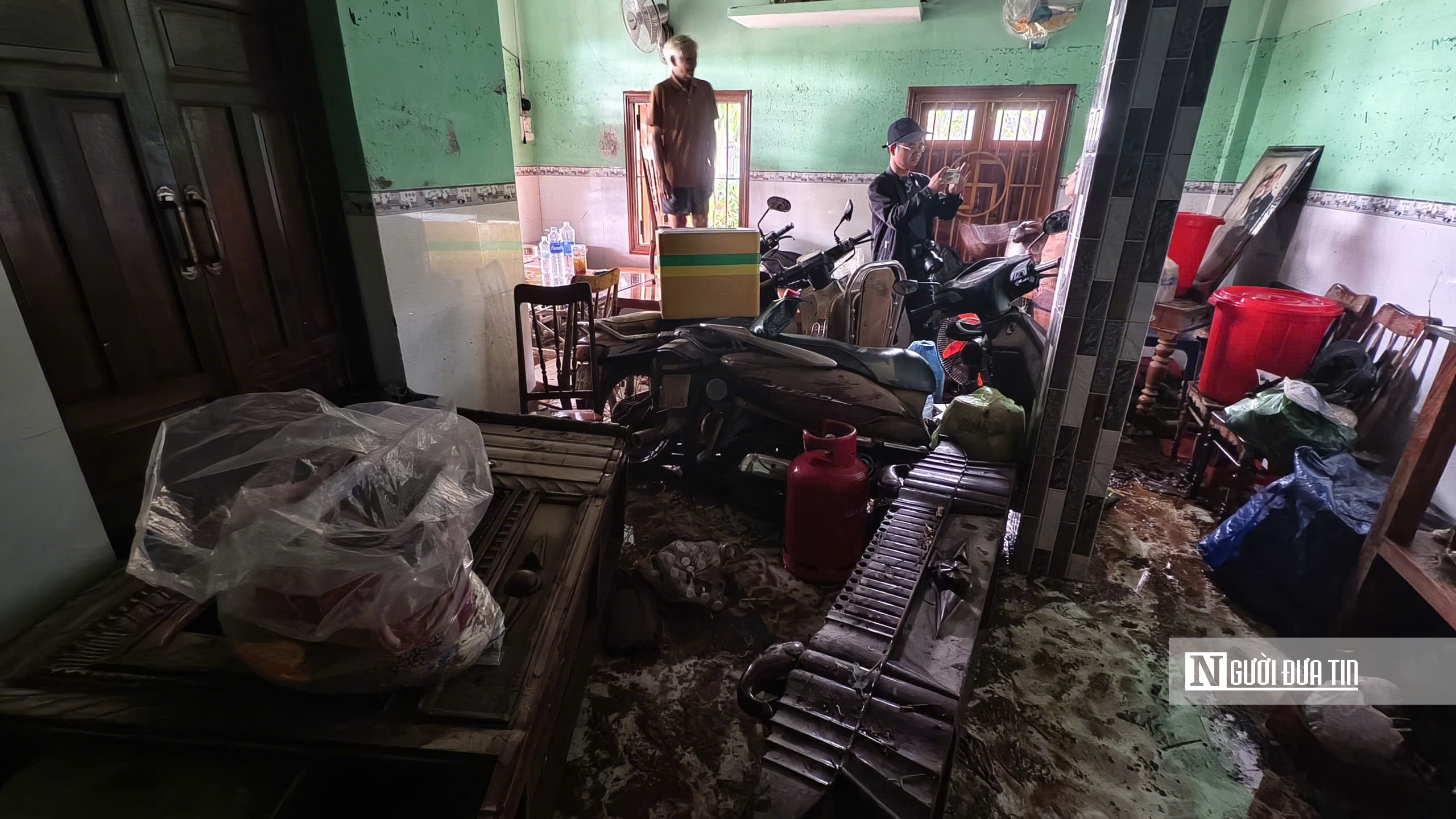 Người dân tâm lũ Đắk Lắk bàng hoàng kể giây phút sinh tử, may mắn được cứu hộ- Ảnh 2.