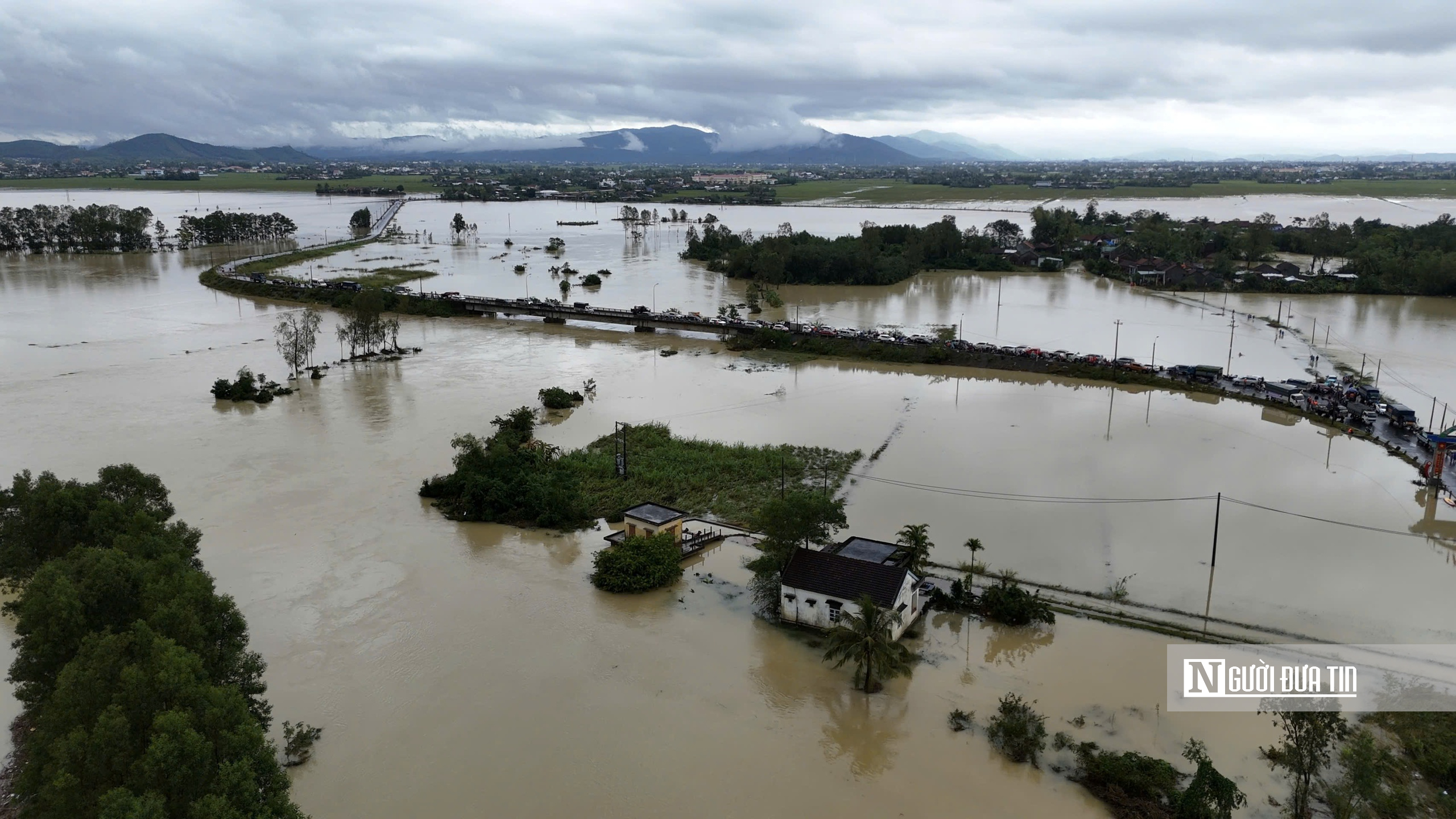 Đắk Lắk: Cận cảnh rốn lũ Hoà Thịnh ngập trong biển nước- Ảnh 2.