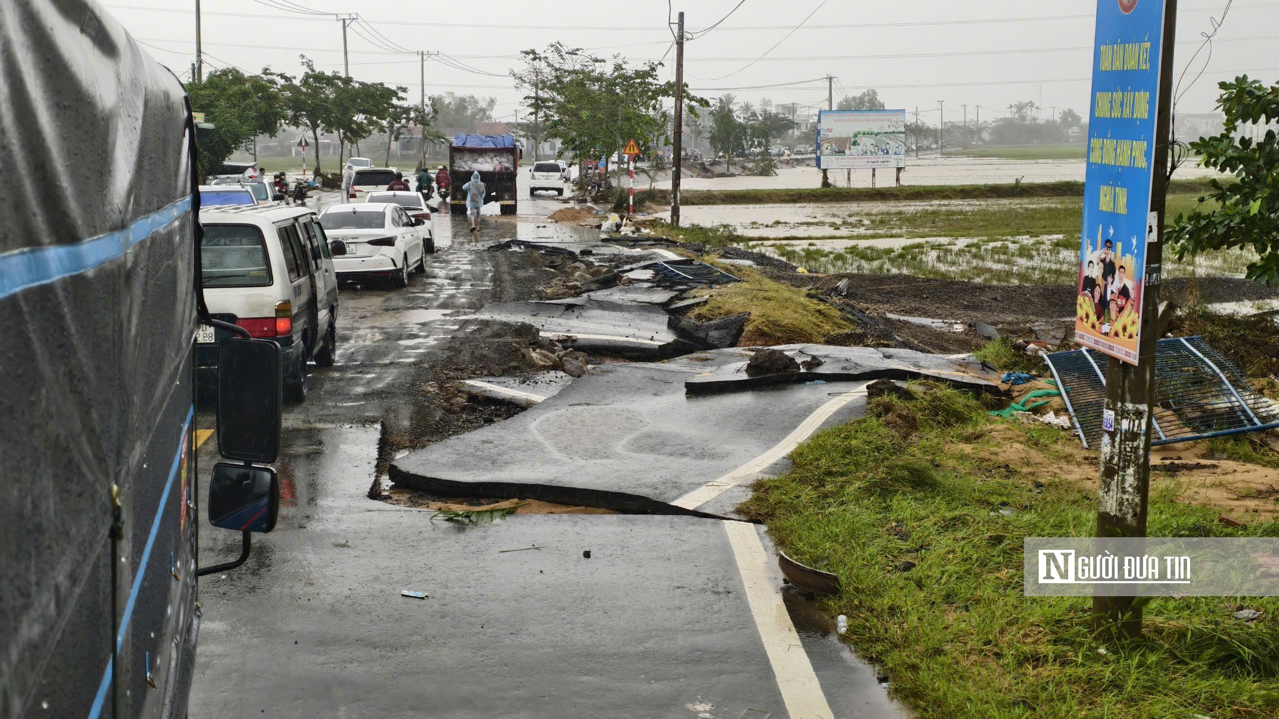 Đắk Lắk: Cận cảnh rốn lũ Hoà Thịnh ngập trong biển nước- Ảnh 7.