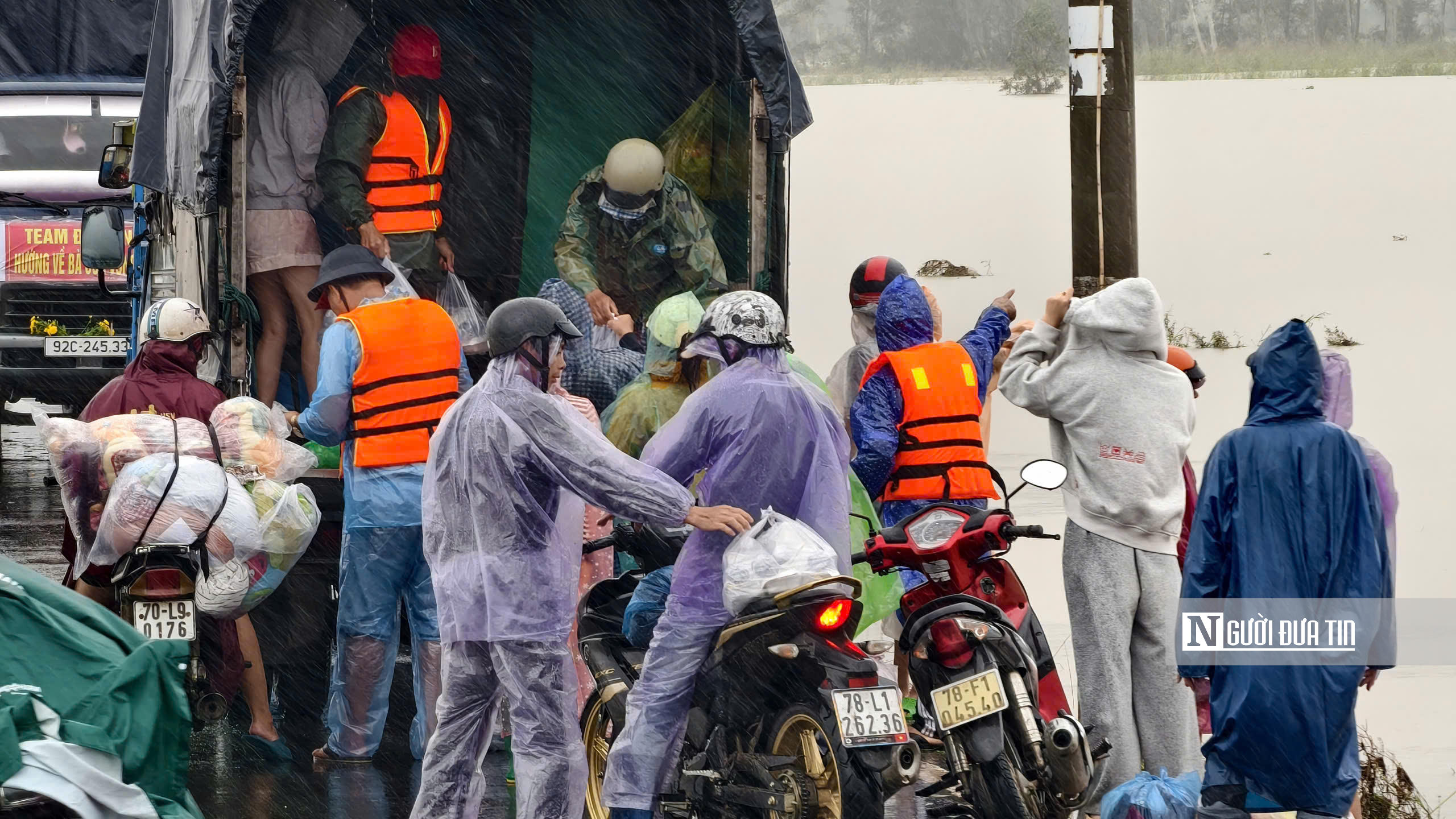 Đắk Lắk: Cận cảnh rốn lũ Hoà Thịnh ngập trong biển nước- Ảnh 6.