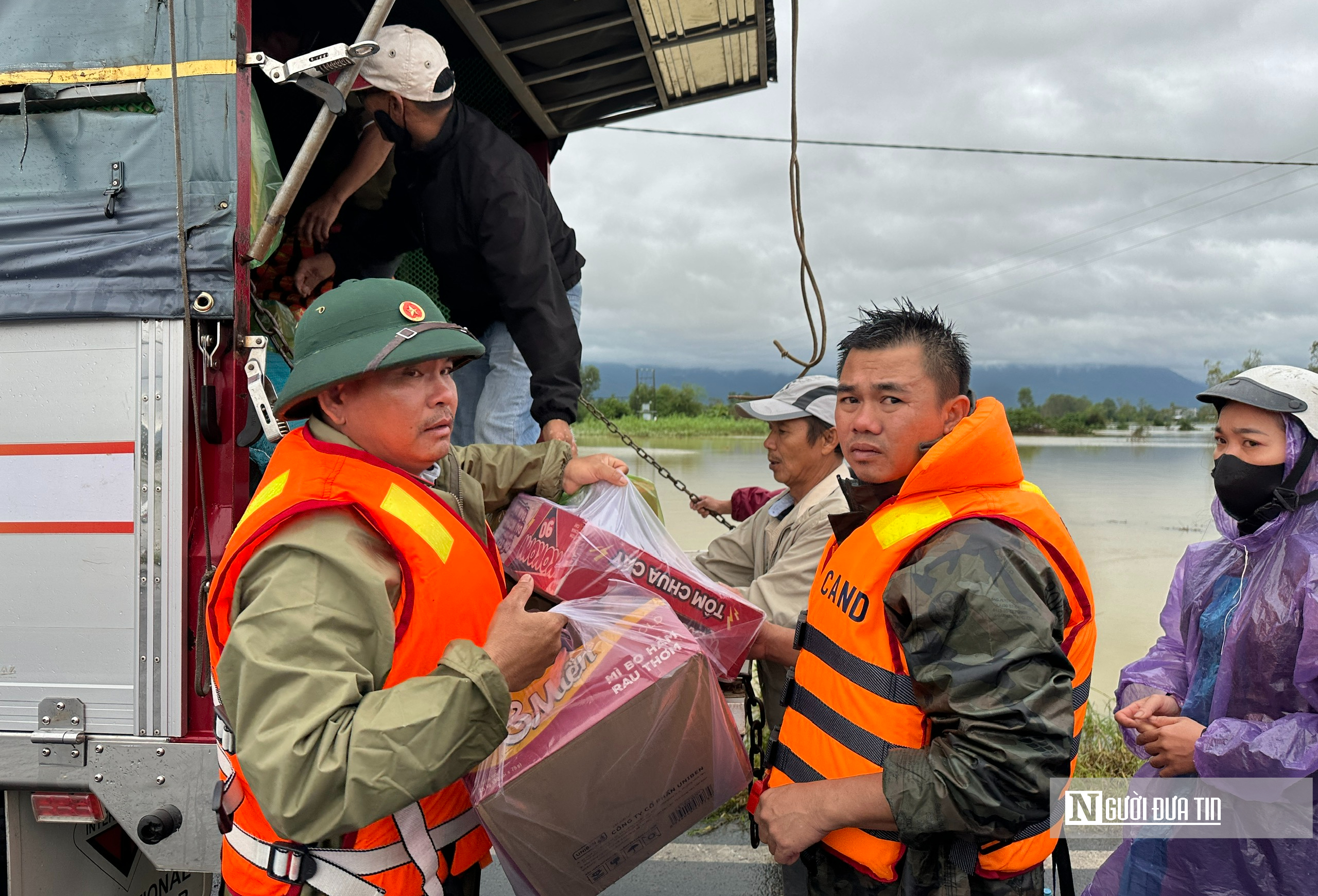 Đắk Lắk: Cận cảnh rốn lũ Hoà Thịnh ngập trong biển nước- Ảnh 8.