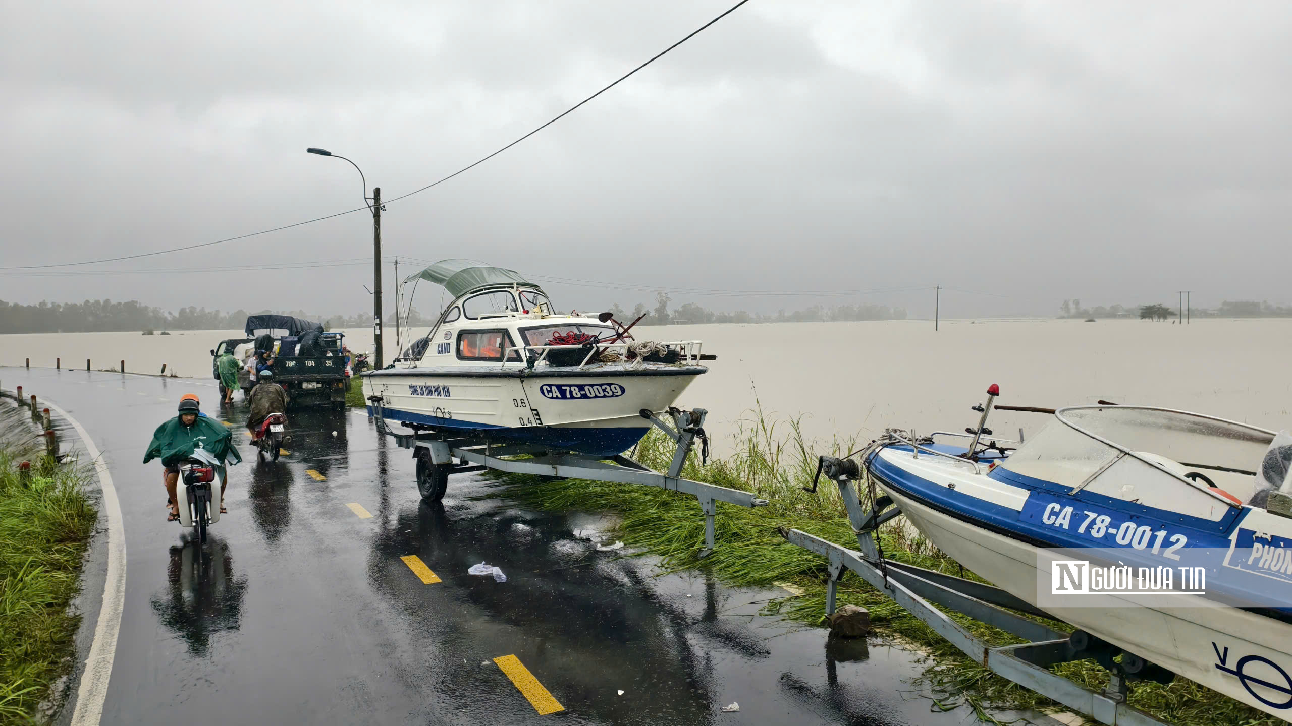 Đắk Lắk: Cận cảnh rốn lũ Hoà Thịnh ngập trong biển nước- Ảnh 3.