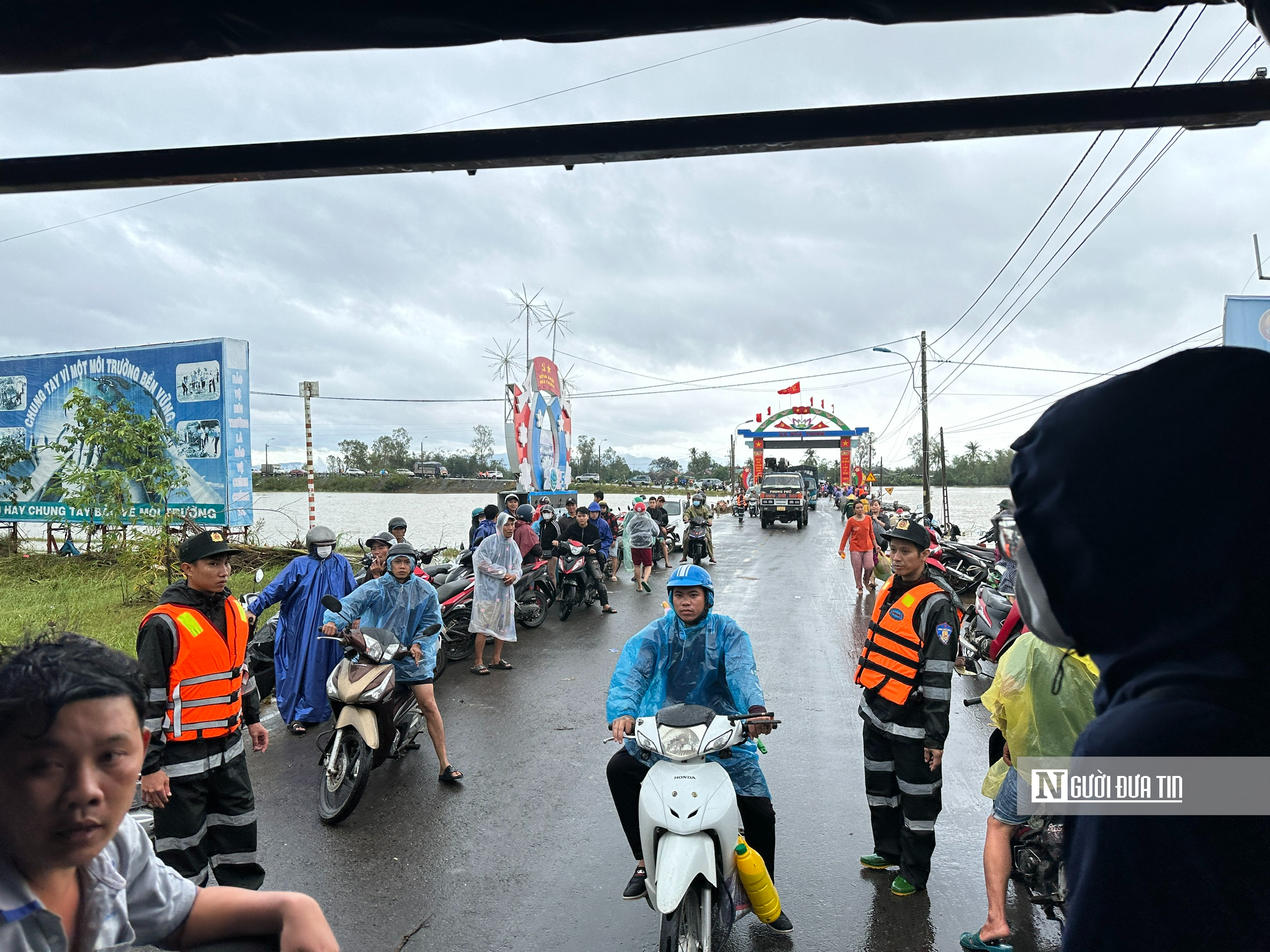 Đắk Lắk: Cận cảnh rốn lũ Hoà Thịnh ngập trong biển nước- Ảnh 5.