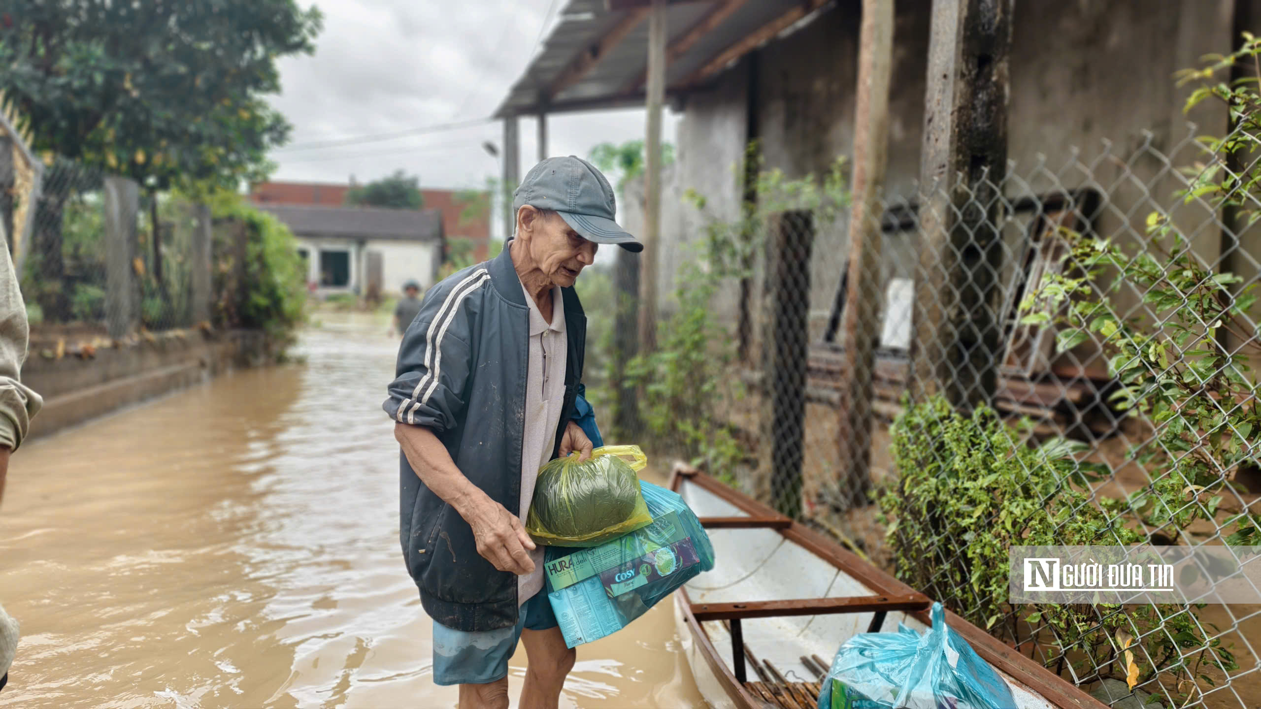 Người dân tâm lũ Đắk Lắk bàng hoàng kể giây phút sinh tử, may mắn được cứu hộ- Ảnh 3.