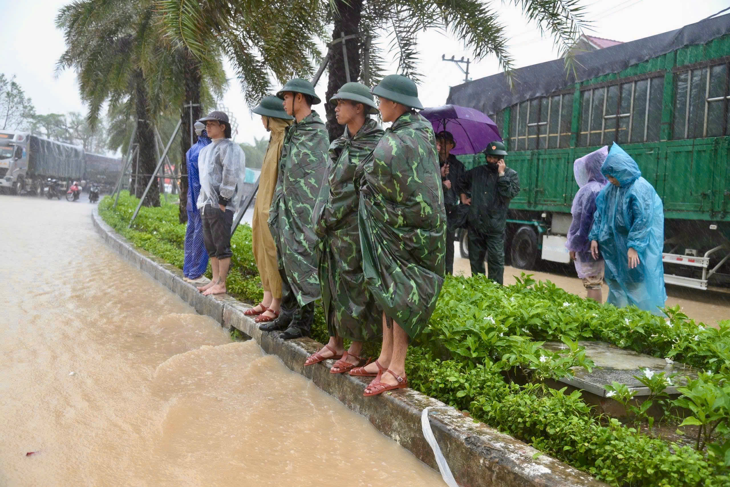 17 vị trí trên quốc lộ dọc miền Trung còn bị cắt đường, sạt lở do mưa lũ- Ảnh 2.