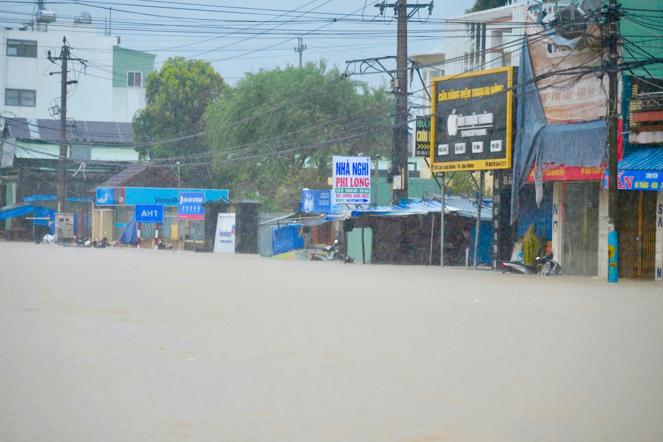 17 vị trí trên quốc lộ dọc miền Trung còn bị cắt đường, sạt lở do mưa lũ- Ảnh 1.