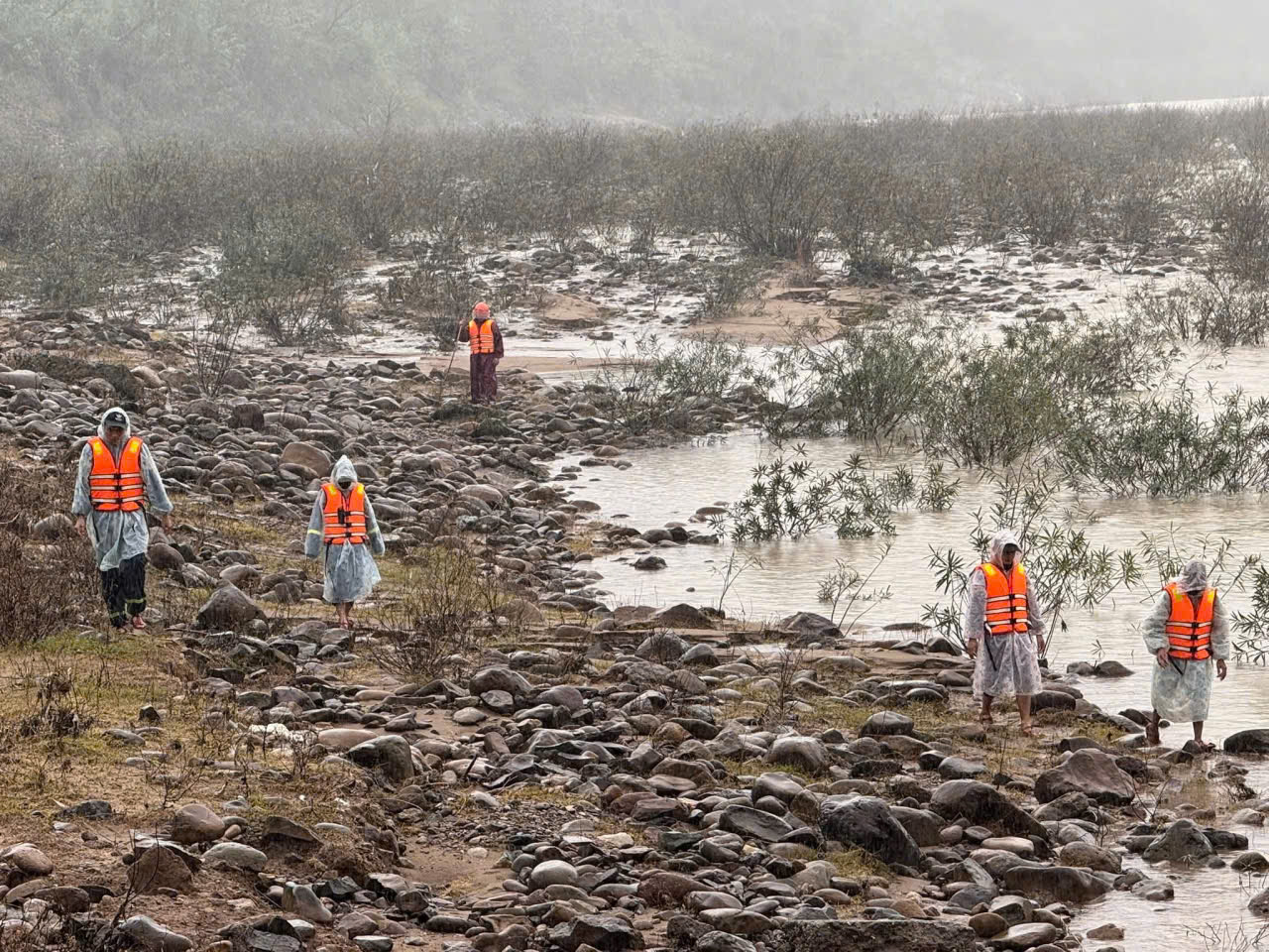 Xót xa giây phút tìm thấy thi thể tài xế xe tải bị lũ cuốn mất tích- Ảnh 3.