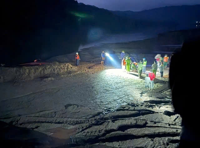 Xót xa giây phút tìm thấy thi thể tài xế xe tải bị lũ cuốn mất tích- Ảnh 1. Xót xa giây phút tìm thấy thi thể tài xế xe tải bị lũ cuốn mất tích- Ảnh 1.