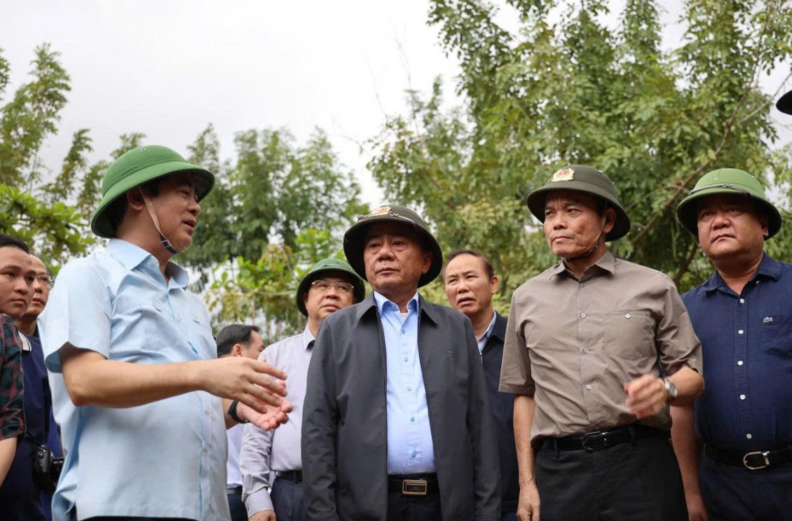 Đoàn công tác Bộ Chính trị thăm vùng lũ Khánh Hòa, động viên người dân vượt qua khó khăn - Ảnh 1.