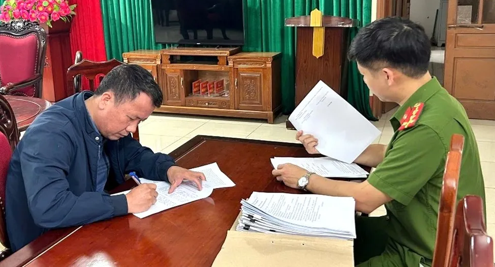 Nguyên cán bộ địa chính xã bị khởi tố, bắt tạm giam vì nhận hối lộ - Ảnh 1.