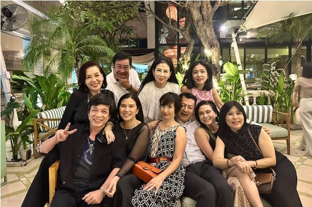 "Đệ nhất mỹ nhân" Diễm Hương bất ngờ về Việt Nam tái ngộ cùng bạn đồng khóa - Ảnh 1.