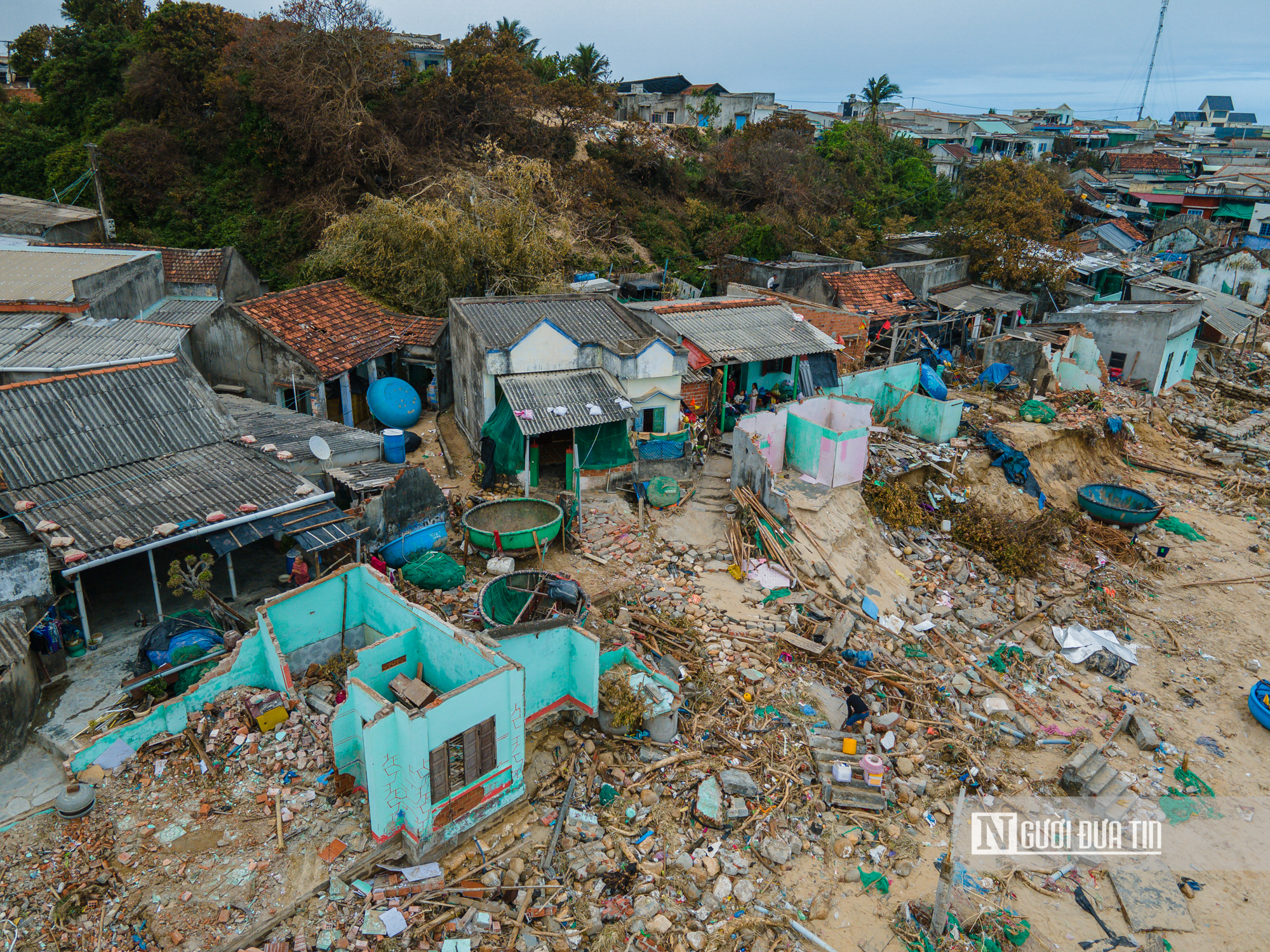Chênh vênh làng chài ven biển Miền Trung trước thiên tai - Ảnh 2.