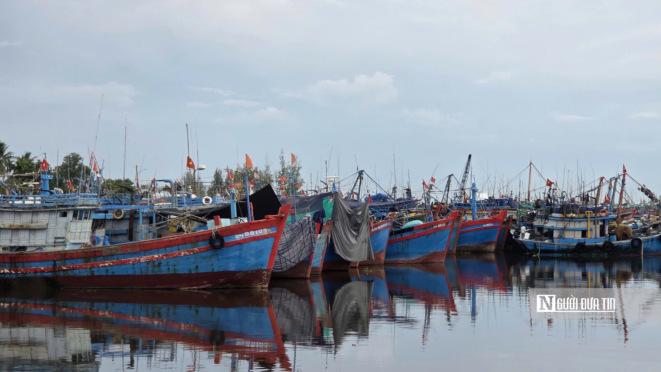 Sóng lớn suốt tháng, ngư dân Quảng Ngãi lao đao vì tàu phải nằm bờ- Ảnh 1. Sóng lớn suốt tháng, ngư dân Quảng Ngãi lao đao vì tàu phải nằm bờ- Ảnh 1.