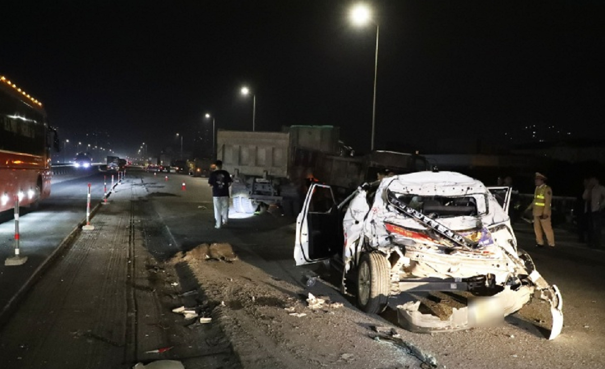 Hiện trường vụ ô tô tải đâm hàng loạt xe tại vành đai 3 trên cao, xe ô tô "bẹp dúm"- Ảnh 1.