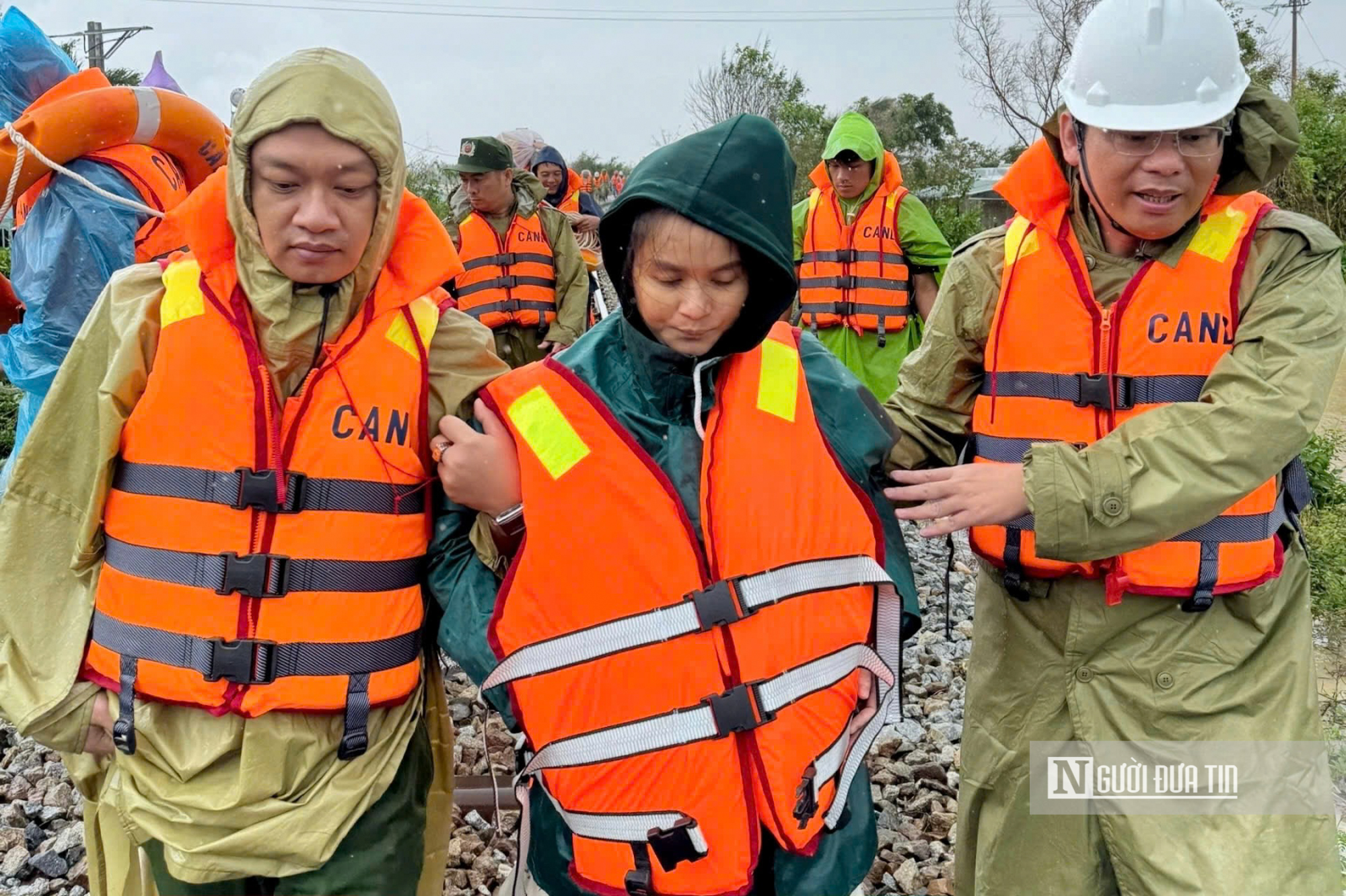 Người dân thôn Luật Lễ kể chuyện em bé “Lũ” chào đời trong đêm đê vỡ- Ảnh 2.