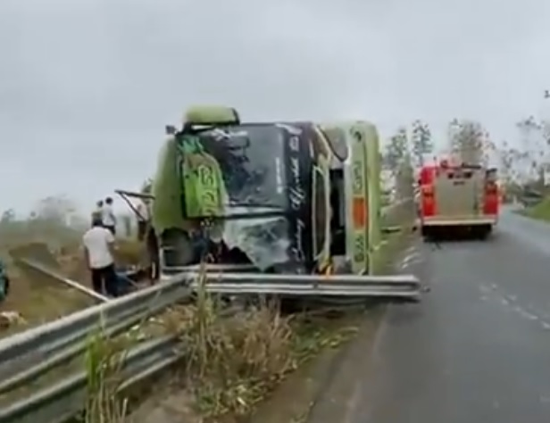 Lật xe buýt khiến 10 người tử vong, 16 người bị thương- Ảnh 1.