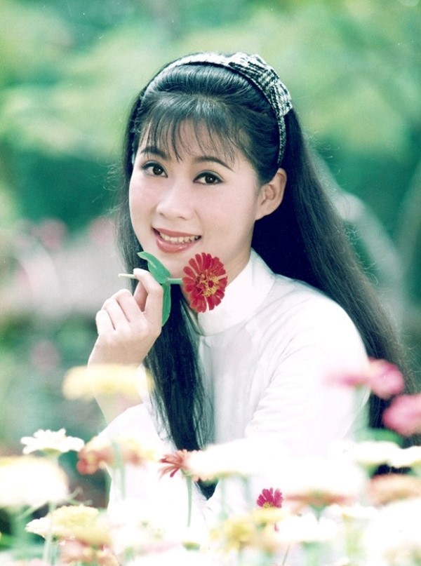 "Đệ nhất mỹ nhân" Diễm Hương bất ngờ về Việt Nam tái ngộ cùng bạn đồng khóa - Ảnh 3.