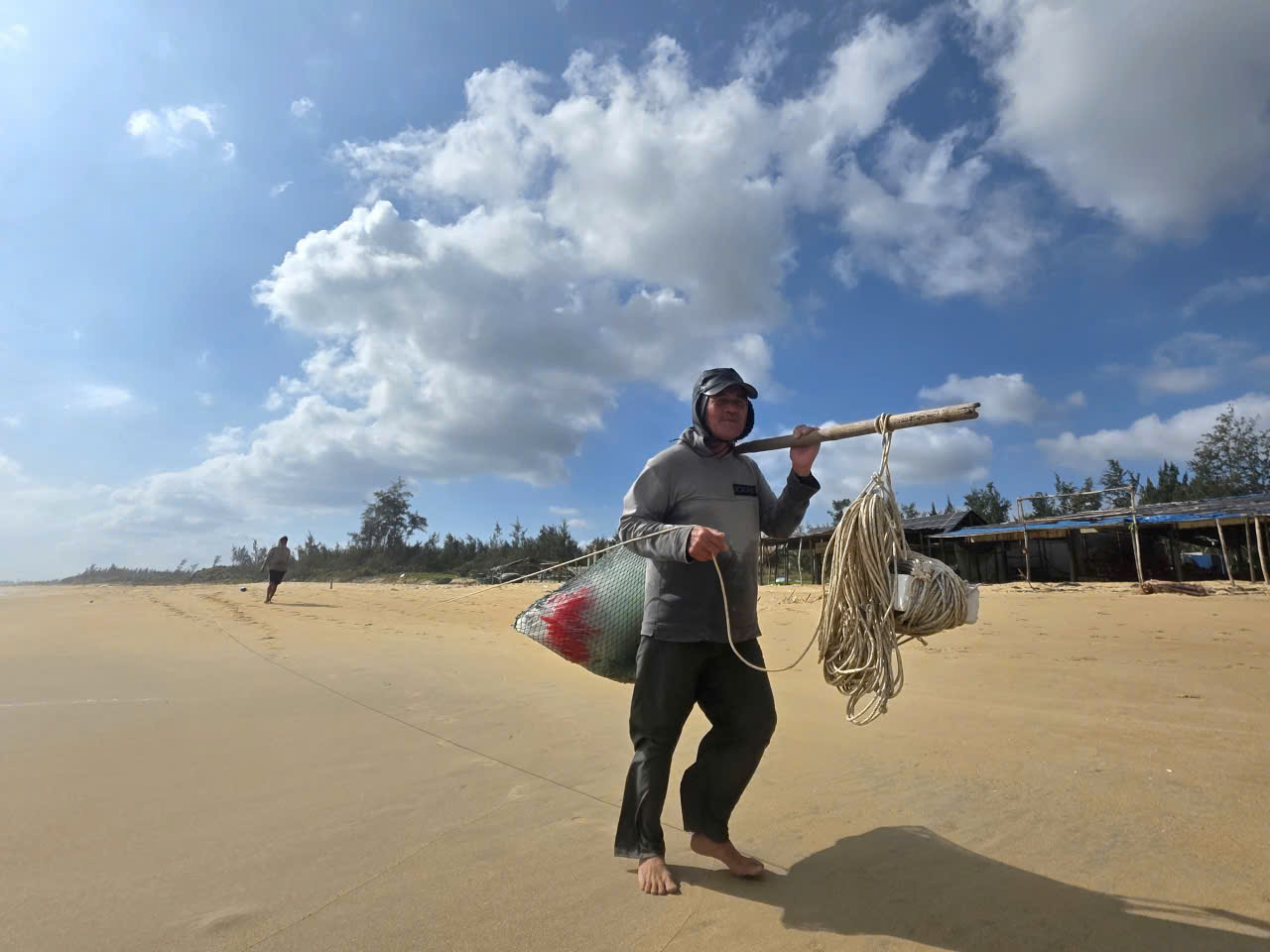 Chênh vênh làng chài ven biển Miền Trung trước thiên tai (kỳ 2): Hồi sinh "làng Chan Chu", bám biển mong bớt gió bão- Ảnh 1. Chênh vênh làng chài ven biển Miền Trung trước thiên tai (kỳ 2): Hồi sinh "làng Chan Chu", bám biển mong bớt gió bão- Ảnh 1.