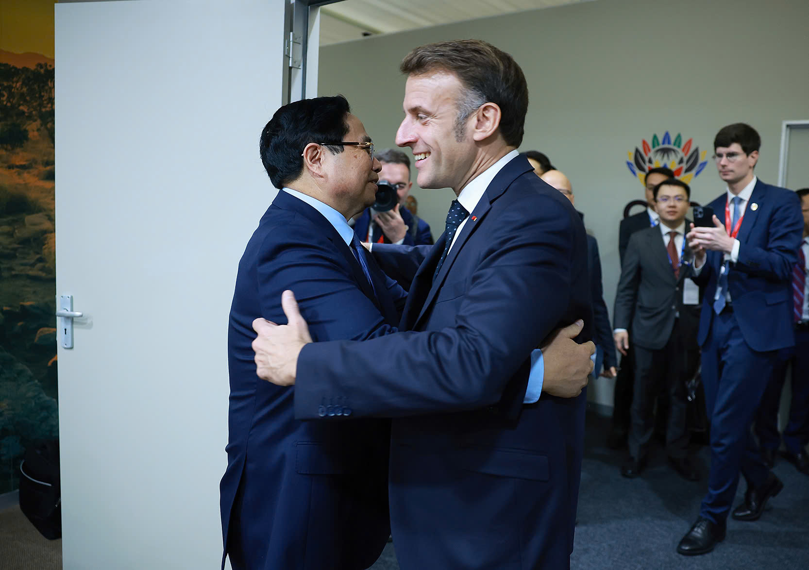 Thủ tướng Phạm Minh Chính gặp Tổng thống Pháp Emmanuel Macron - Ảnh 1.