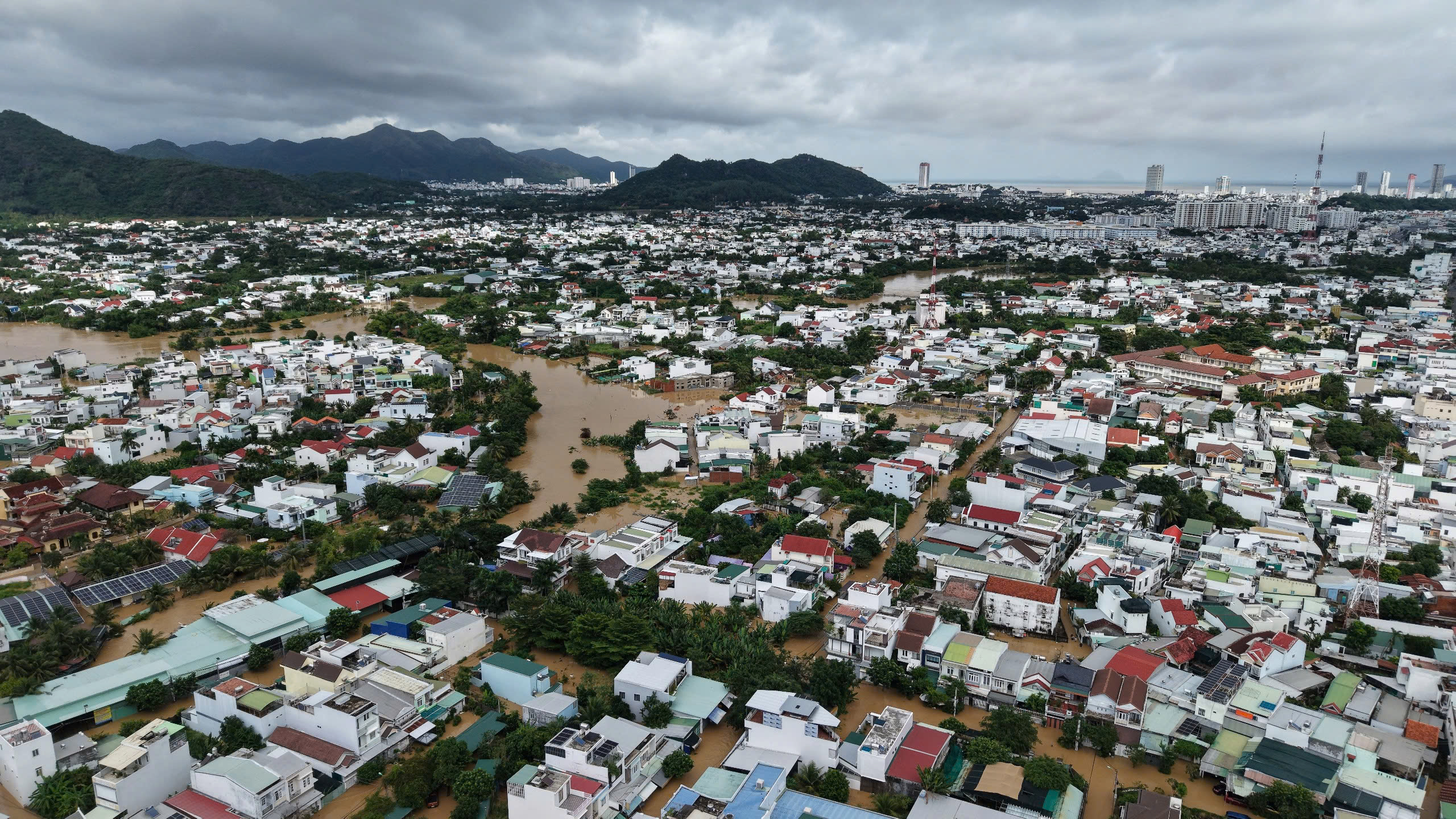 Khánh Hòa thiệt hại hơn 5.000 tỷ đồng sau mưa lũ, 15 người tử vong- Ảnh 1. Khánh Hòa thiệt hại hơn 5.000 tỷ đồng sau mưa lũ, 15 người tử vong- Ảnh 1.