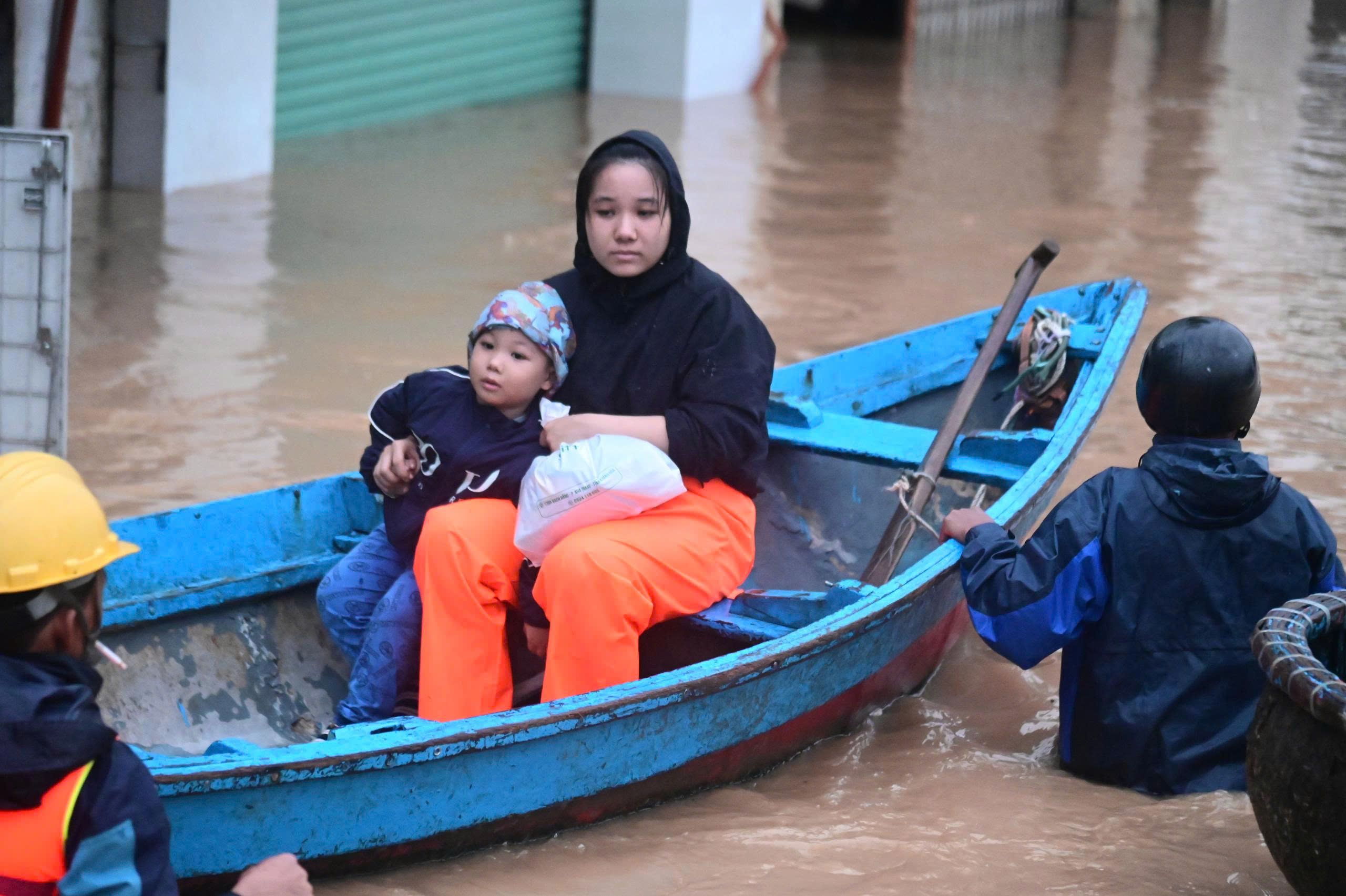 Khánh Hòa thiệt hại hơn 5.000 tỷ đồng sau mưa lũ, 15 người tử vong- Ảnh 3. Khánh Hòa thiệt hại hơn 5.000 tỷ đồng sau mưa lũ, 15 người tử vong- Ảnh 3.