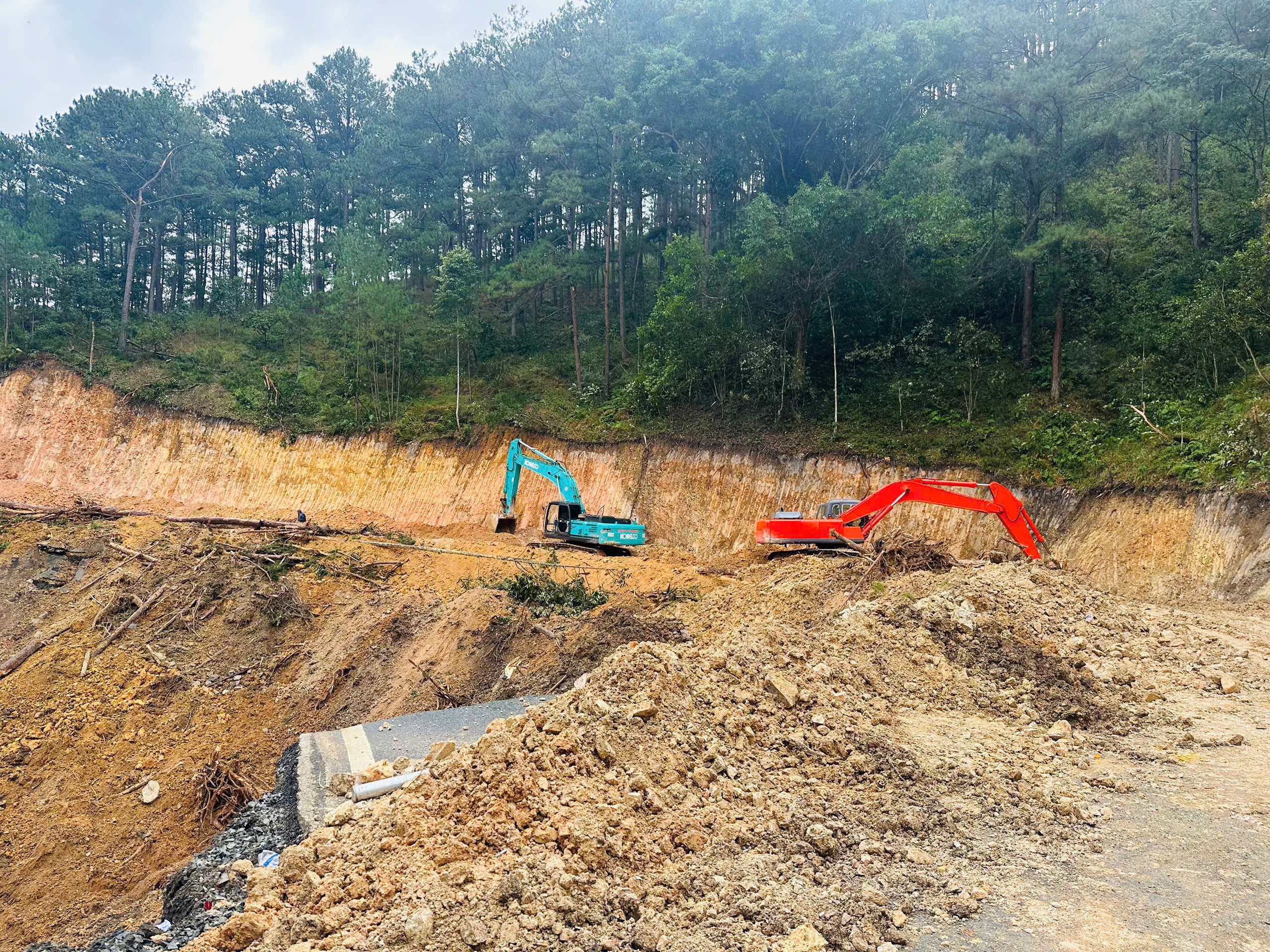 Bộ Xây dựng yêu cầu thông xe trước 30/11 sau vụ sạt lở “gãy đôi” đèo Mimosa- Ảnh 1.