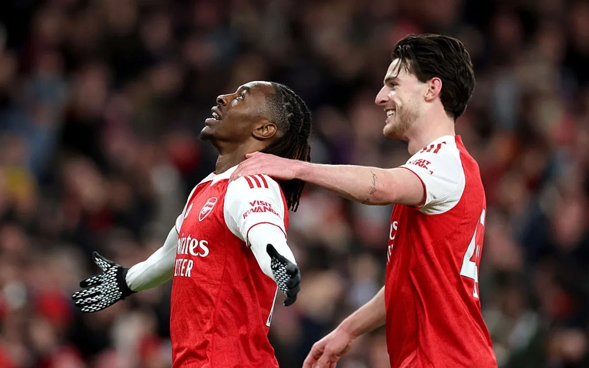 Tranh cãi bùng nổ sau bàn thắng mở tỉ số của Eze cho Arsenal - Ảnh 2.