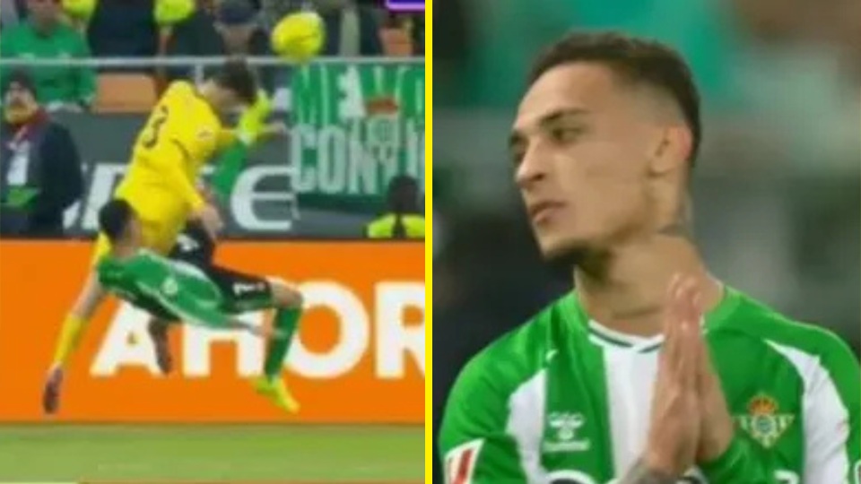 Antony xin lỗi sau khi tung người móc bóng trúng mặt đối thủ - Ảnh 1. Antony xin lỗi sau khi tung người móc bóng trúng mặt đối thủ - Ảnh 1.