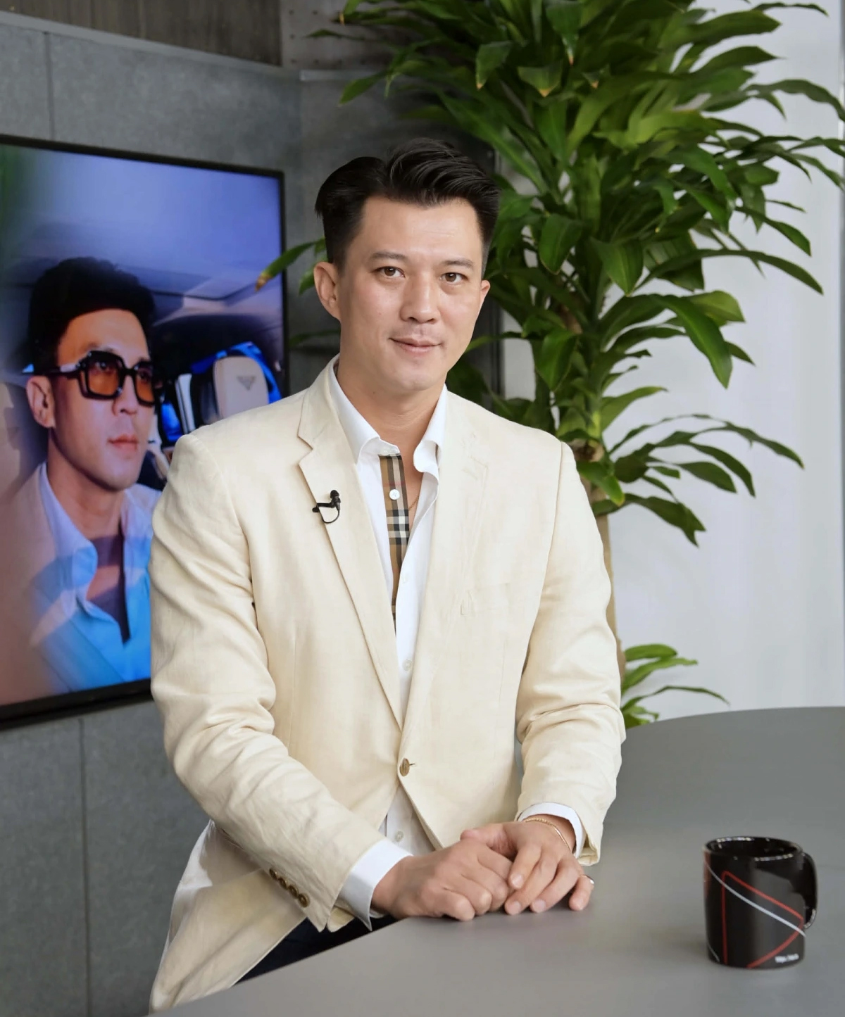 Đời thường của "tổng tài mỏ hỗn" trong Cách em 1 milimet: Làm chủ homestay to đùng, có vợ là "hot girl"- Ảnh 1.