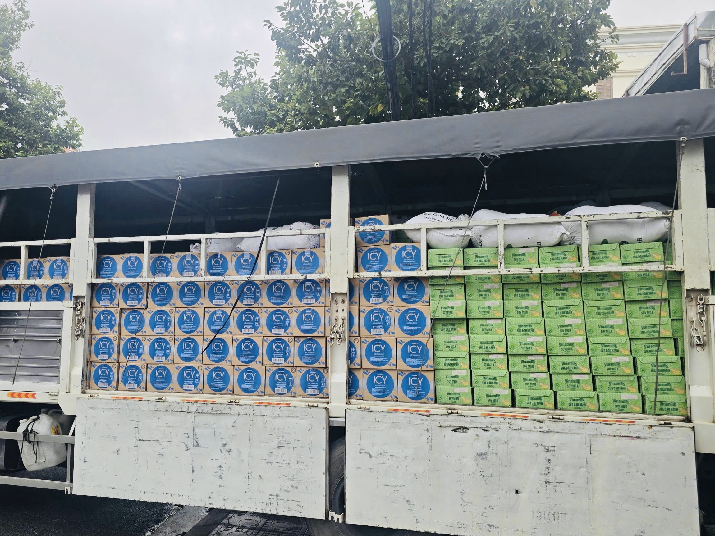 Vinamilk kịp thời hỗ trợ 48 tấn sản phẩm dinh dưỡng đến bà con vùng lũ miền Trung và Tây Nguyên  - Ảnh 1.