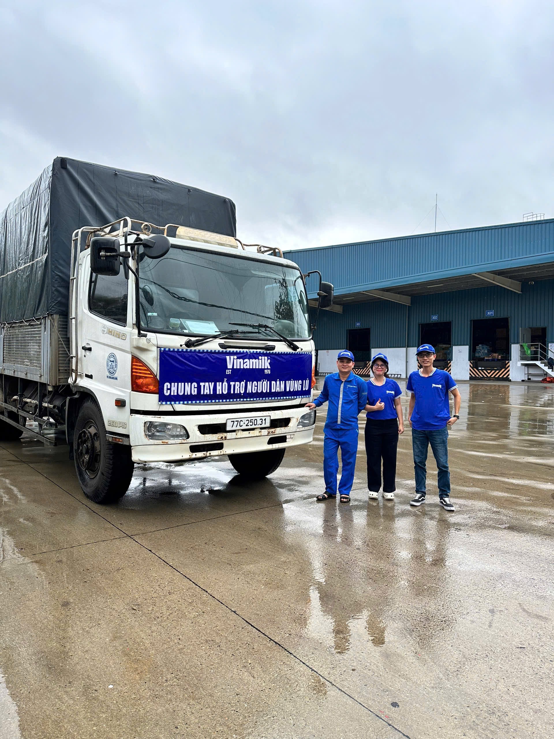 Vinamilk kịp thời hỗ trợ 48 tấn sản phẩm dinh dưỡng đến bà con vùng lũ miền Trung và Tây Nguyên  - Ảnh 2.