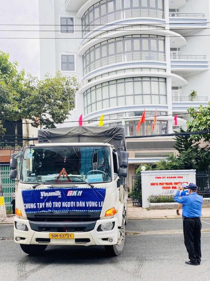 Vinamilk kịp thời hỗ trợ 48 tấn sản phẩm dinh dưỡng đến bà con vùng lũ miền Trung và Tây Nguyên  - Ảnh 3.