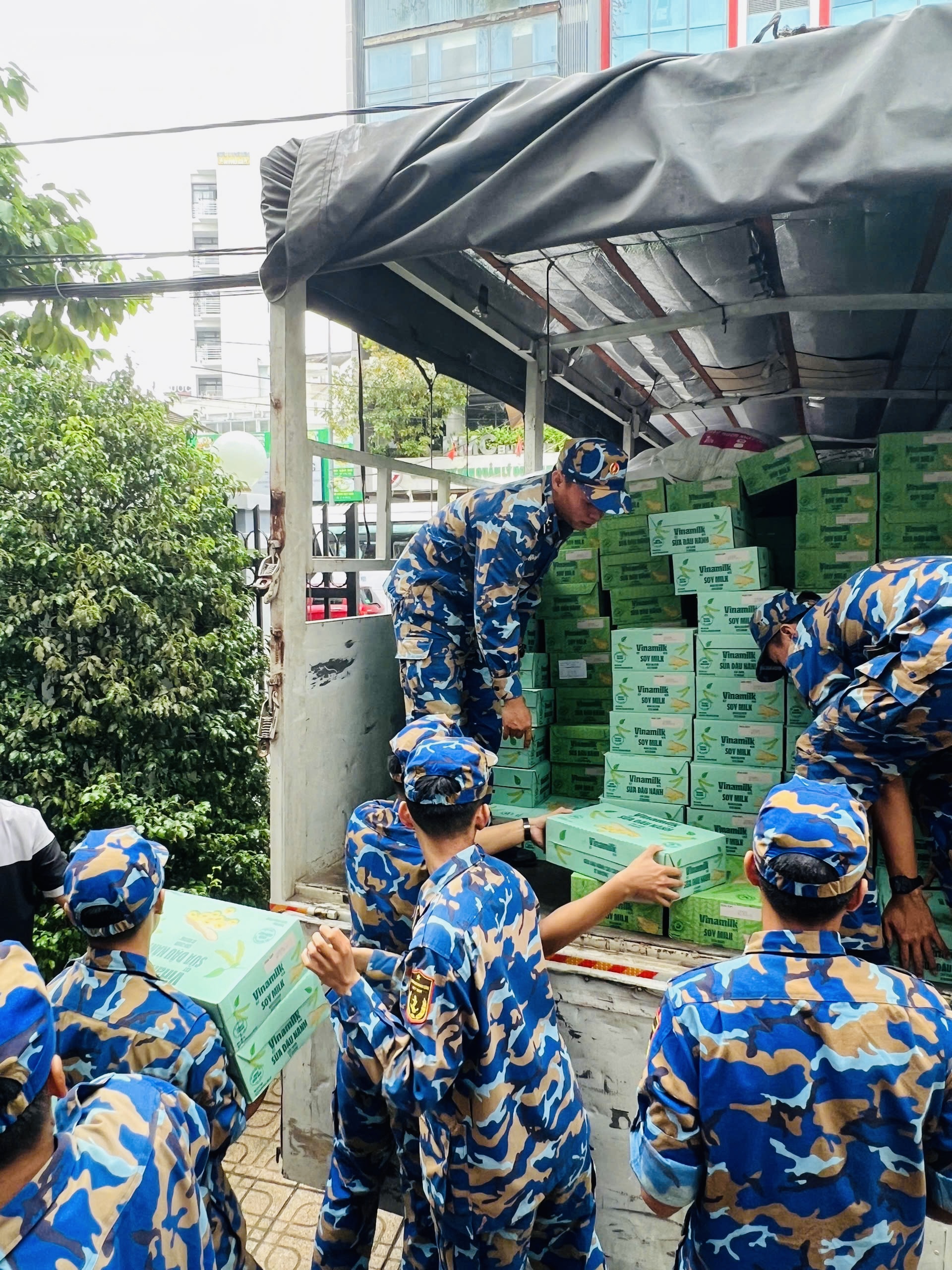 Vinamilk kịp thời hỗ trợ 48 tấn sản phẩm dinh dưỡng đến bà con vùng lũ miền Trung và Tây Nguyên  - Ảnh 5.