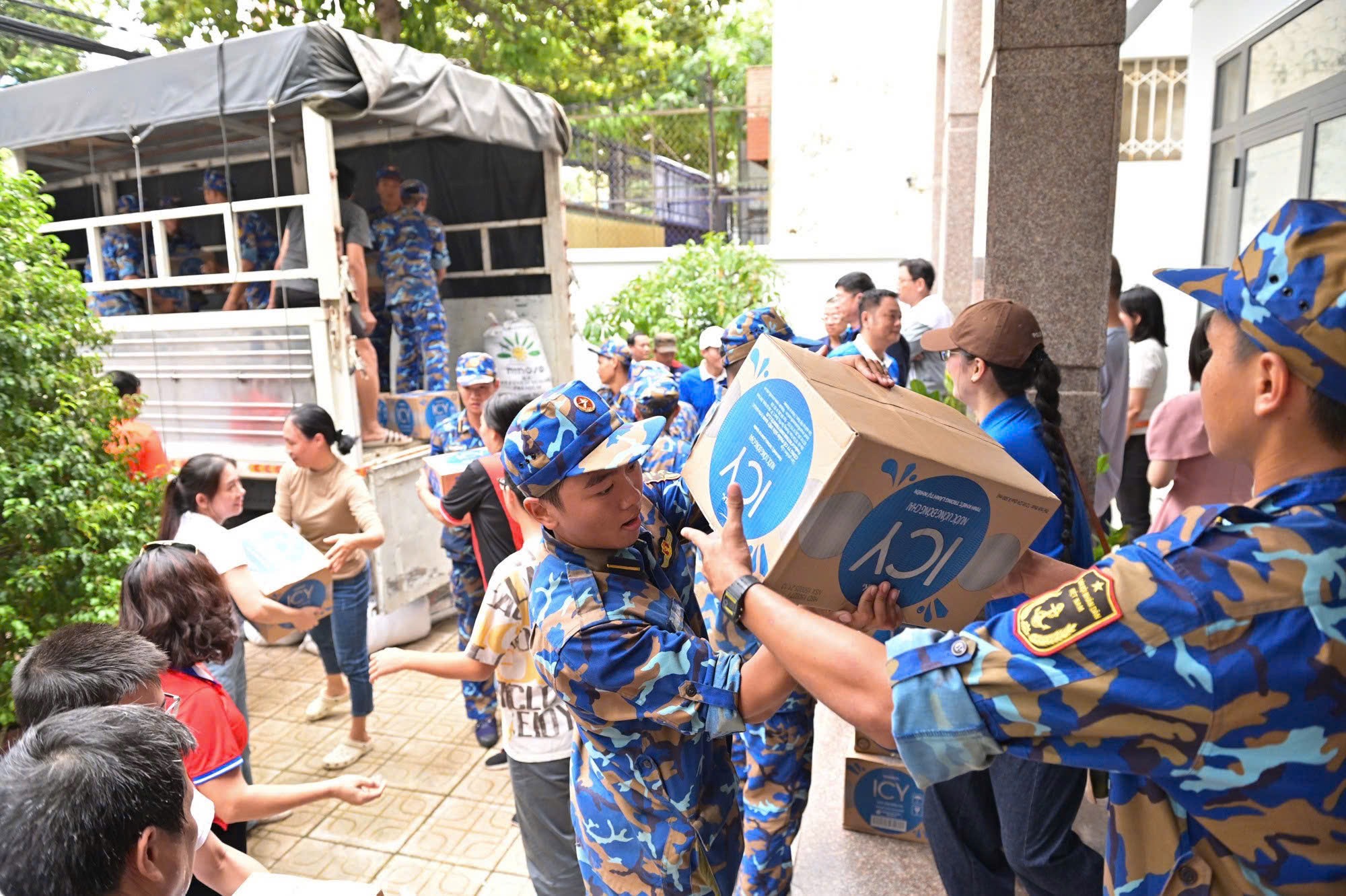 Vinamilk kịp thời hỗ trợ 48 tấn sản phẩm dinh dưỡng đến bà con vùng lũ miền Trung và Tây Nguyên  - Ảnh 6.