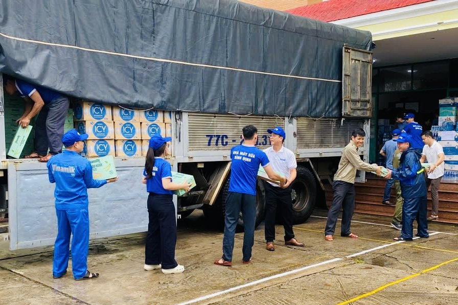 Vinamilk kịp thời hỗ trợ 48 tấn sản phẩm dinh dưỡng đến bà con vùng lũ miền Trung và Tây Nguyên  - Ảnh 10.