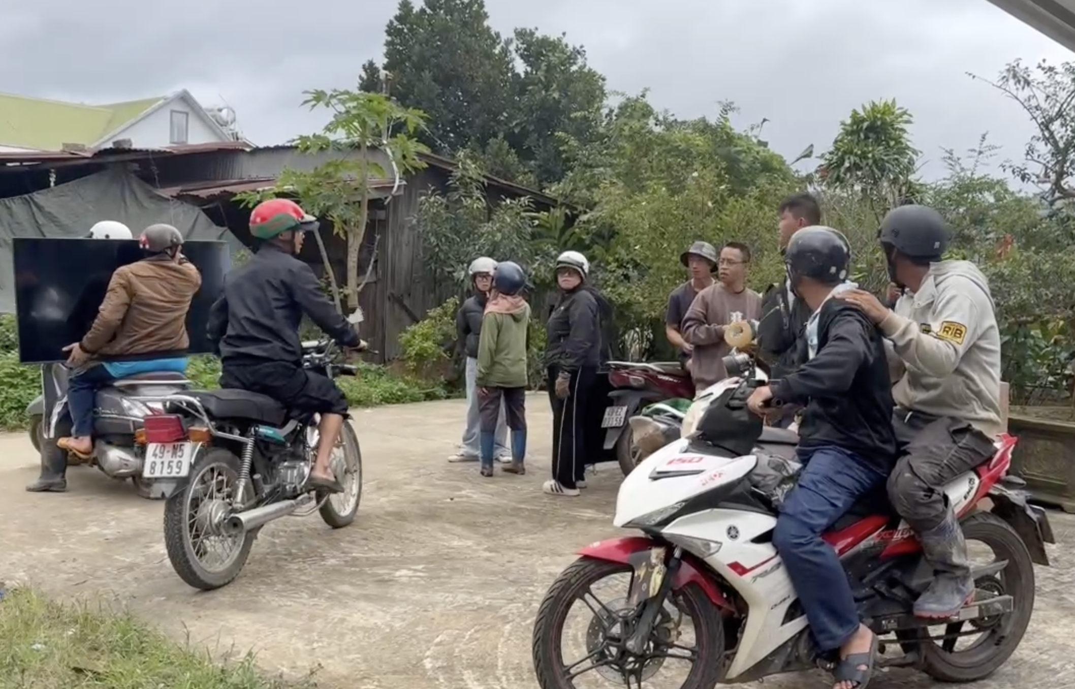 Lâm Đồng tiếp tục di dời hàng chục hộ dân vùng sạt lở D'ran đến nơi an toàn- Ảnh 2.