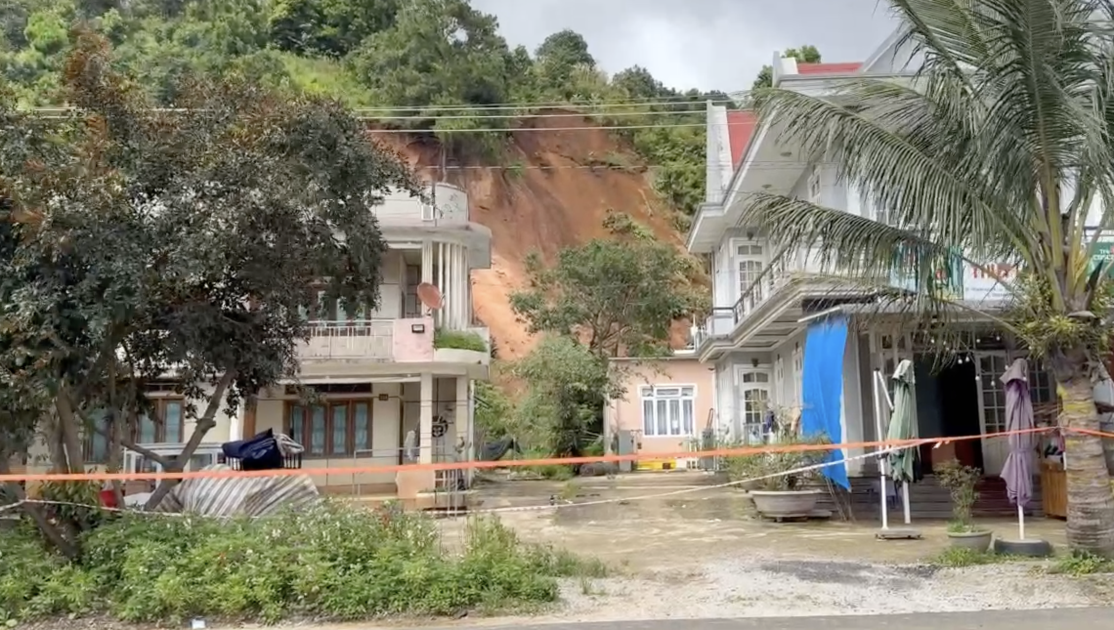 Lâm Đồng tiếp tục di dời hàng chục hộ dân vùng sạt lở D'ran đến nơi an toàn- Ảnh 1.