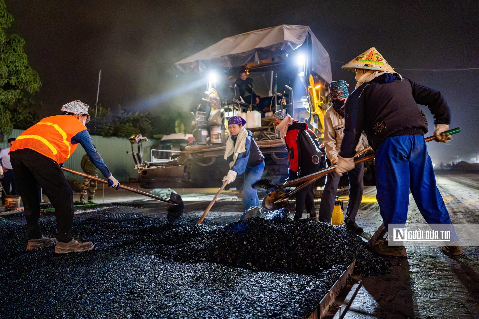 Hà Nội: Nhộn nhịp trên công trường đường nghìn tỷ thi công xuyên đêm- Ảnh 6.