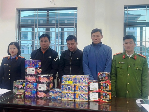 Bị bắt vì mua bán, tàng trữ pháo nổ dịp cận Tết- Ảnh 1.