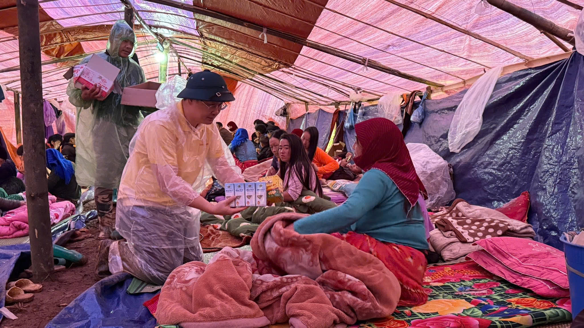 Vingroup tiếp tục hỗ trợ thêm 500 tỷ cứu trợ miền Trung, nâng tổng đóng góp lên 1.000 tỷ đồng - Ảnh 1.