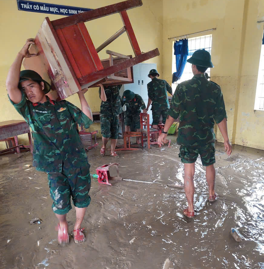 Những "người hùng" thầm lặng ở vùng lũ Đắk Lắk được khen thưởng đột xuất- Ảnh 8.