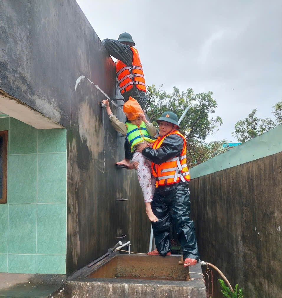 Những "người hùng" thầm lặng ở vùng lũ Đắk Lắk được khen thưởng đột xuất- Ảnh 3.