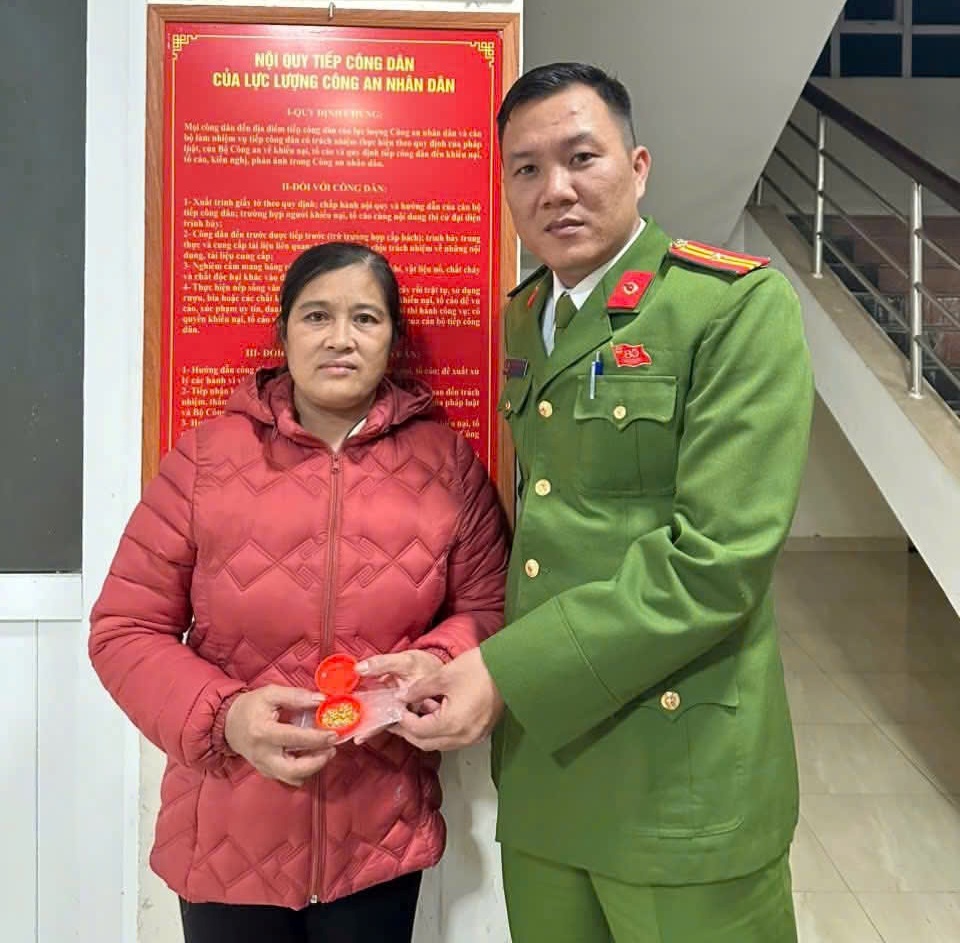 Người phụ nữ rưng rưng khi nhận lại gần nửa cây vàng để quên trong áo quần cũ - Ảnh 2.