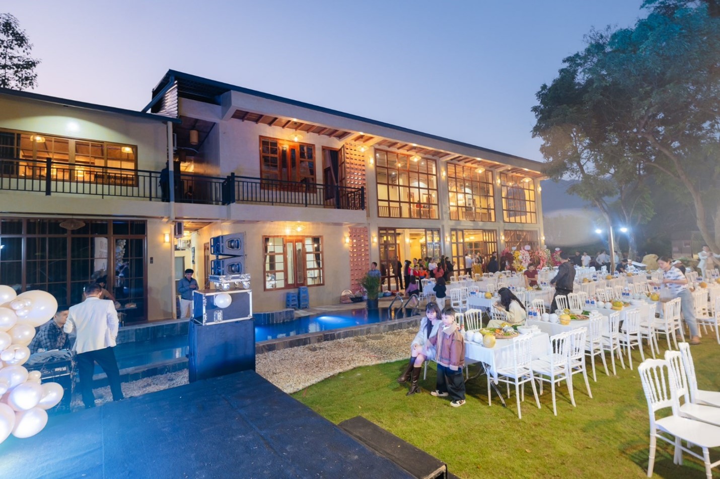 Đời thường của "tổng tài mỏ hỗn" trong Cách em 1 milimet: Làm chủ homestay to đùng, có vợ là "hot girl"- Ảnh 7.