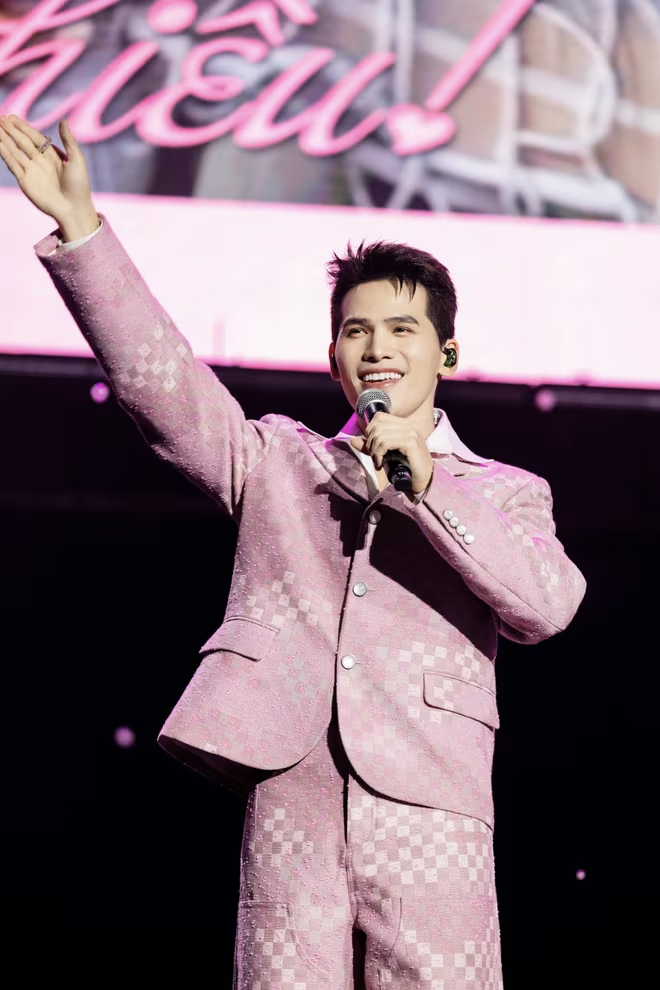 Hòa Minzy "tình bể bình" bên một sao nam Vbiz khiến mạng xã hội "dậy sóng" - Ảnh 1.