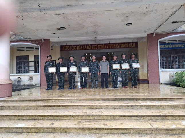 Những "người hùng" thầm lặng ở vùng lũ Đắk Lắk được khen thưởng đột xuất- Ảnh 1.