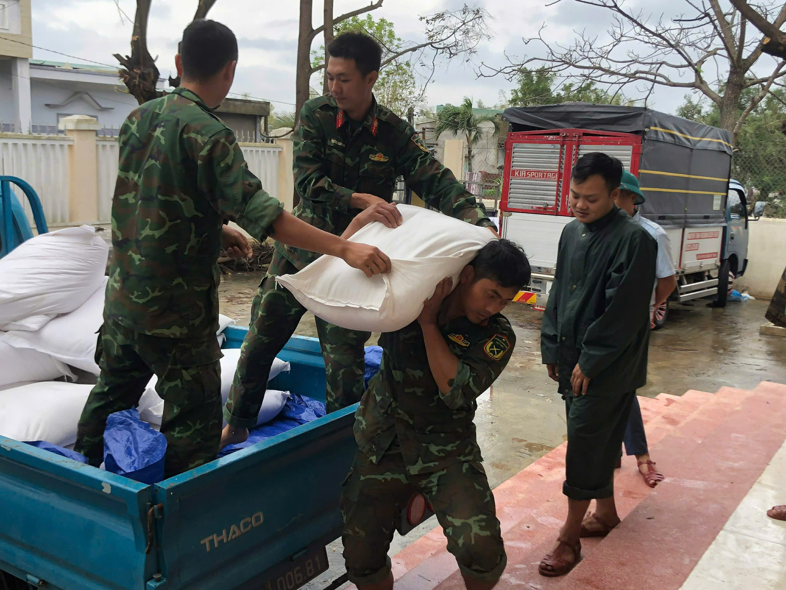 Những "người hùng" thầm lặng ở vùng lũ Đắk Lắk được khen thưởng đột xuất- Ảnh 5.