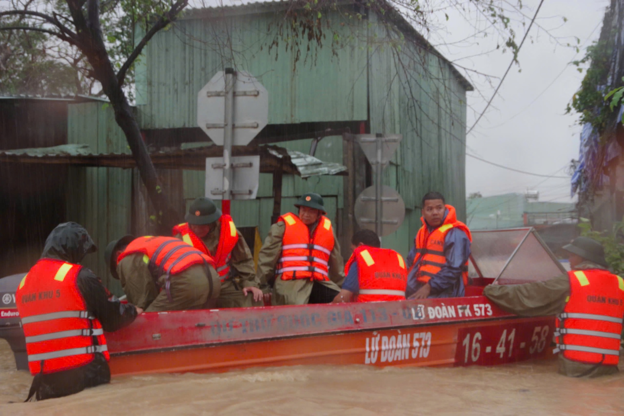 Những "người hùng" thầm lặng ở vùng lũ Đắk Lắk được khen thưởng đột xuất- Ảnh 2.