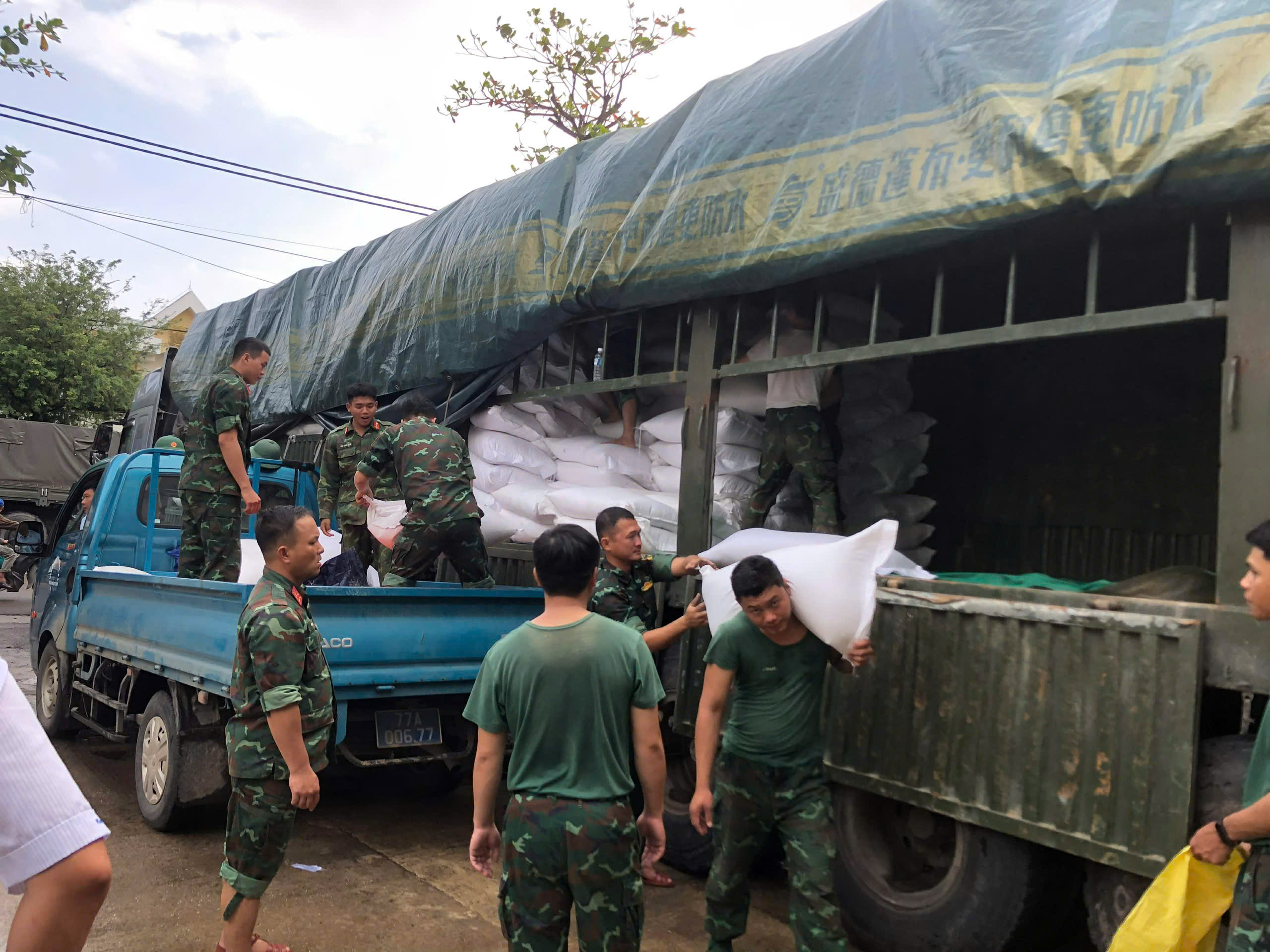 Những "người hùng" thầm lặng ở vùng lũ Đắk Lắk được khen thưởng đột xuất- Ảnh 7.