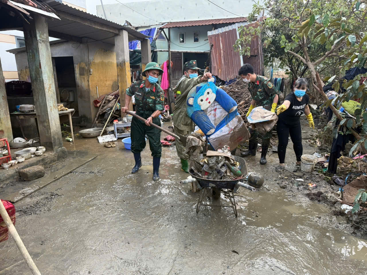 Những "người hùng" thầm lặng ở vùng lũ Đắk Lắk được khen thưởng đột xuất- Ảnh 9.